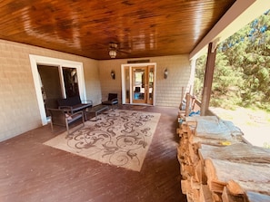 Entryway porch with seating 