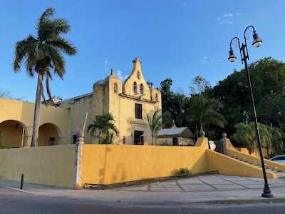 Casa Yuuk, newly remodeled, with pool and garage, 15 minutes walk to Cathedral