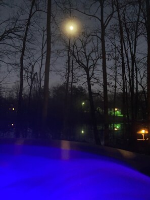 Hot tub overlooking the lake. 