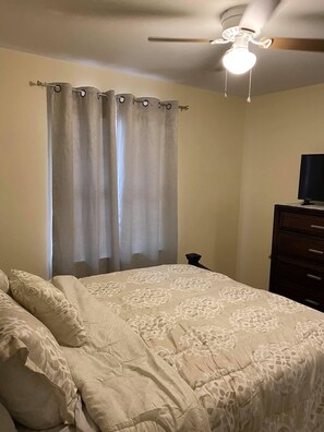 Bedroom 2, Queen bed with Twin trundle