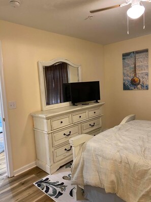 Bedroom 1: Queen bed 