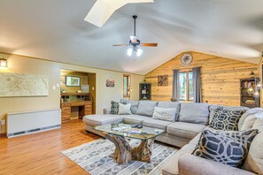 Living Room | Smart TV | Gas Fireplace | Free WiFi | Desk