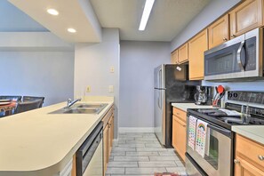 Fully Equipped Kitchen w/ Stainless Steel Appliances