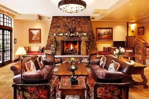 Cozy lobby area with 24/7 front desk available
