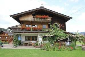 Außenseite Ferienhaus [Sommer]