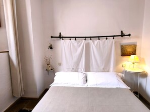 Dormitorio con una cama doble (1.50 x 2 m)