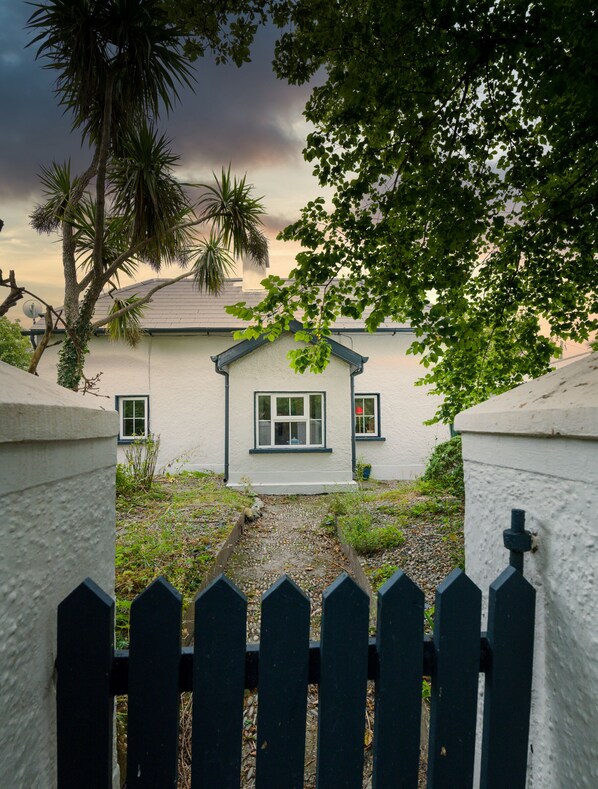 Front of House- Pedestrian entrance to Beach 