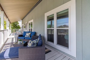 Nice Patio sectional on front porch to enjoy the Gulf breeze.