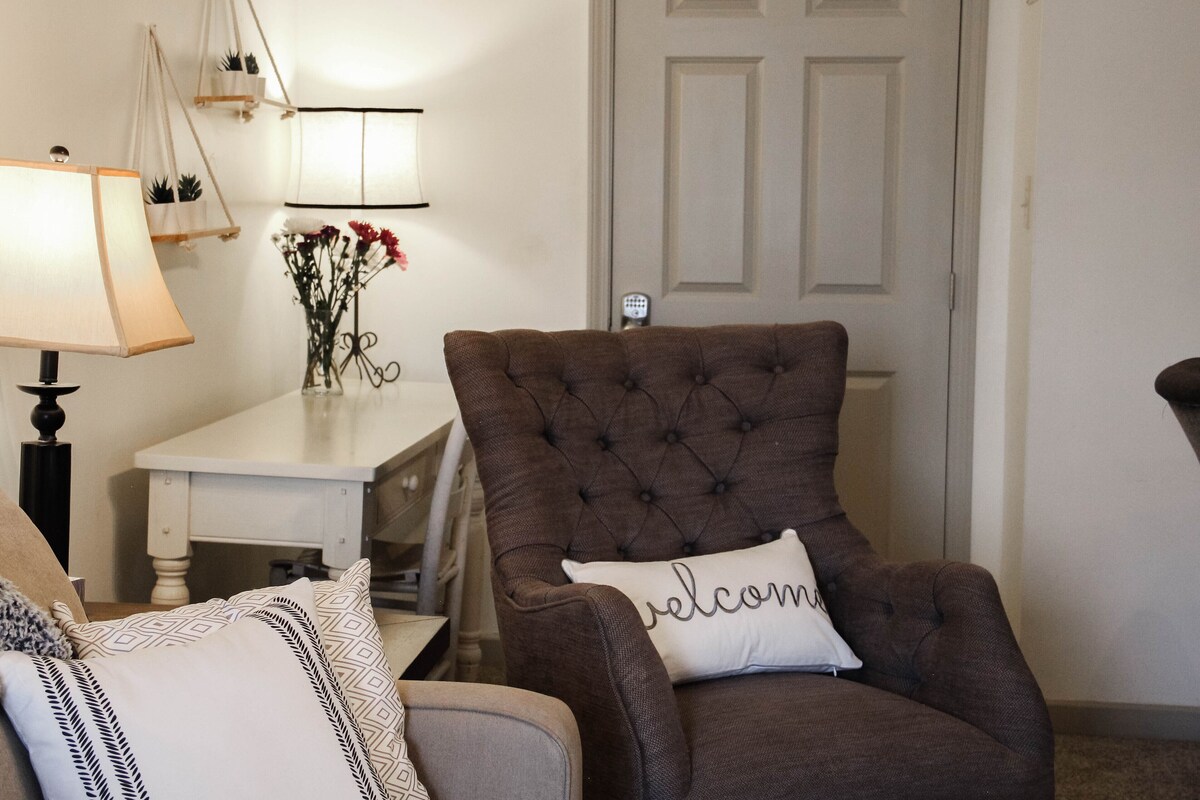 Cozy Apt. Downtown Floyd; Golden Maple Homestays