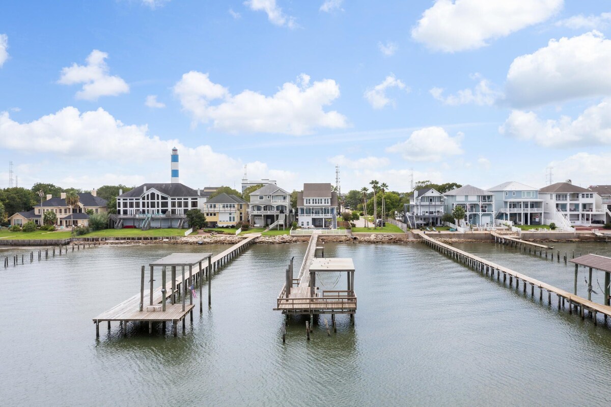 Kemah’s Bayfront Getaway with Pool