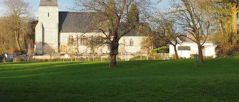 Vue du verger et église de Bénesville
