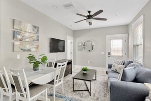 Living room with dining for 4