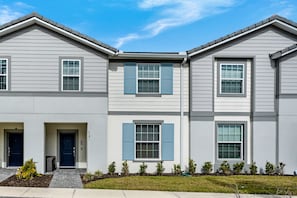 02_Front_of_Home_0424.jpg