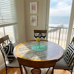 Breakfast nook seats 4