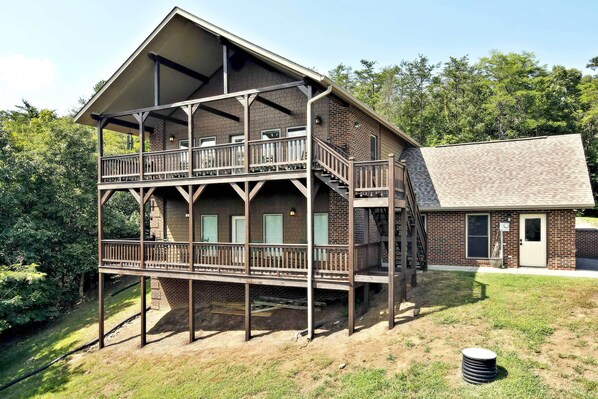 Sevierville Vacation Rental | 4BR | 2.5BA | 3,500 Sq Ft | 2 Stories