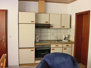 Ferienwohnung, 35qm, 1 Schlafzimmer, max. 2 Personen-Ferienwohnung Lisa - Wohnraum mit Küchenzeile