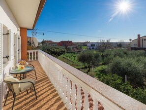 Cielo, Planta, Tiempo De Día, Mueble, Edificio, Madera, Porche, Línea, Diseño Urbano, Barrio Residencial