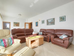 Braun, Möbel, Couch, Bilderrahmen, Tabelle, Komfort, Interior Design, Studio Couch, Wohnzimmer, Holz