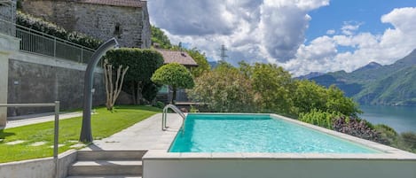 Nube, Agua, Cielo, Planta, Verde, Edificio, Piscina, Hierba, Ocio, Rectángulo