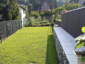 Pflanze, Gebäude, Baum, Fenster, Grundstueck, Vegetation, Gras, Steigung, Strassenbelag, Biome