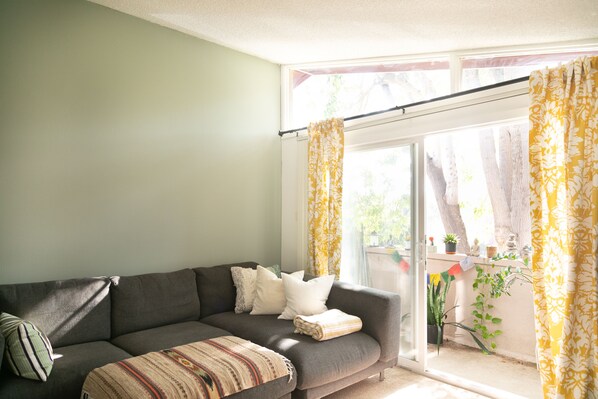 King Bed, Pool, Parking, Ideal for Long Stays