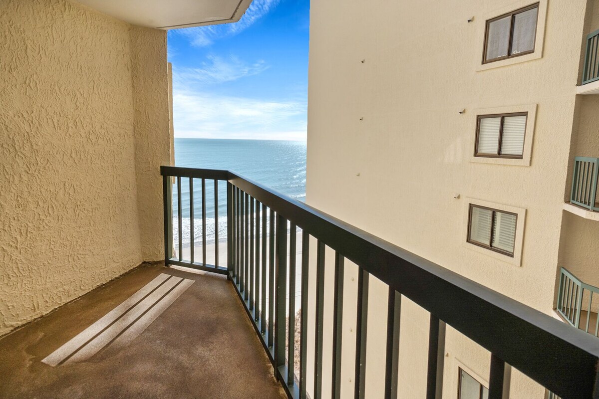 Pretty oceanfront family-sized condo rental w/lazy river, pool, and fitness center near Ocean Drive