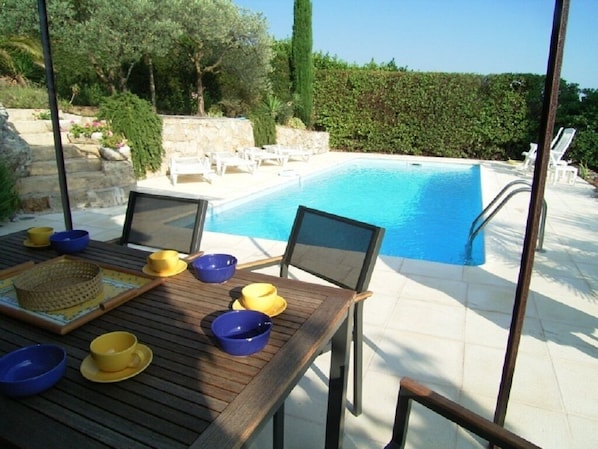 Outside dining are by the pool