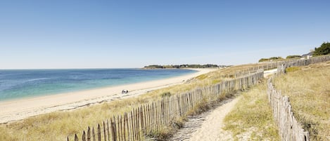 la plage de Kerner , accessible par le chemin piéton , 5 min 