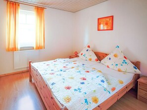 Ferienwohnung mit 65 qm und zwei Schlafzimmer-Schlafzimmer mit Doppelbett