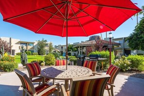 Well Manicured Grounds with BBQ and Outdoor Dining