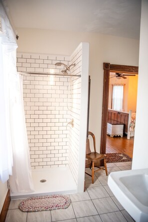Delaine room shower 