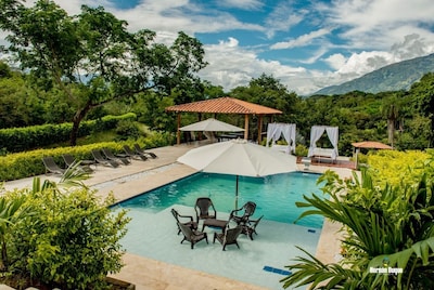 Hermosa finca con piscina ubicada en Sopetrán