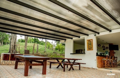 Hermosa finca con piscina ubicada en Sopetrán