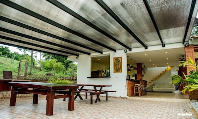 Hermosa finca con piscina ubicada en Sopetrán