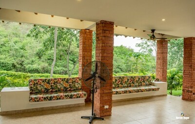 Hermosa finca con piscina ubicada en Sopetrán