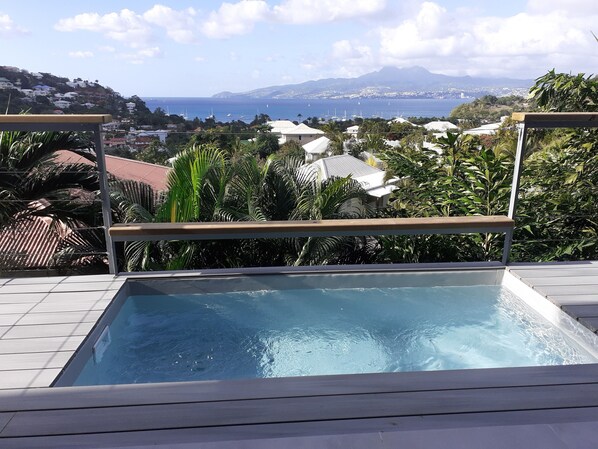 Outdoor spa tub
