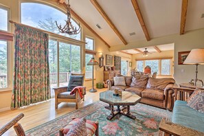 Living Room | Smart TV w/ Cable