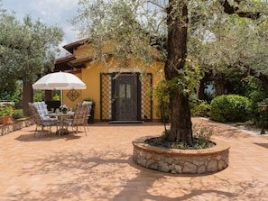 Plante, Bâtiment, Arbre, Chaise, Ombre, Mobilier De Jardin, Paysage, Maison, Ciel, Immobilier