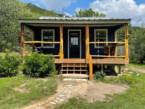 Vintage Cabin. Cozy, romantic & functional. In the country but minutes to town!