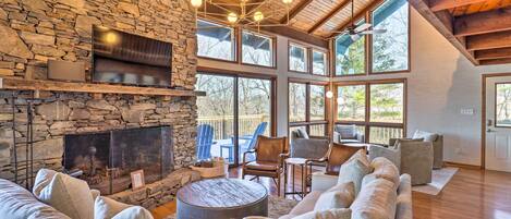 Black Mountain Vacation Rental | 3-Story Private Home | 4BR | 3BA | 2,883 Sq Ft