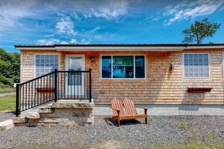 Kennebunk Vacation Rental | 1BR | 1BA | 434 Sq Ft | 3 Steps Up to Enter