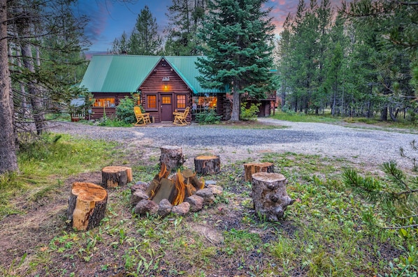 Double Loop ~ fire pit, hot tub, and ample parking for your group!
