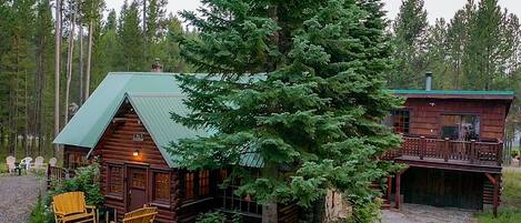 Double Loop ~ (TWO CABINS ON PROPERTY: MAIN CABIN AVAILABLE YEAR-ROUND AND SLEEPS 7 PEOPLE. ADDITIONAL CABIN AVAILABLE IN SUMMER ONLY AND SLEEPS ADDITIONAL 4 PEOPLE.)