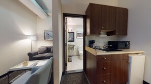 This efficiency suite features a fully-equipped kitchenette and living area. The flooring is carpeted throughout, with ceramic tile in the bathroom. It is 8 minutes T ride to MGH, 9 minutes walk to Tufts, and 17 minutes ride to Boston Medical Center.