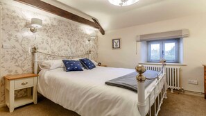 Wood Cottage Bedroom - StayCotswold