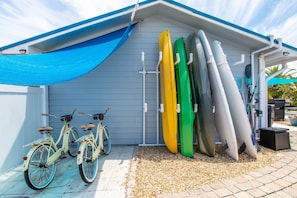 2 bikes, 4 kayaks, 2 paddle boards for use by our guests.r