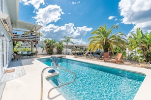 Large pool with plenty of room for relaxation and play. 