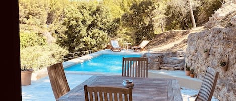 Profitez de la maison, de sa piscine et de son grans jardin 