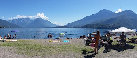 lComo lake beach 200 mt far from the house