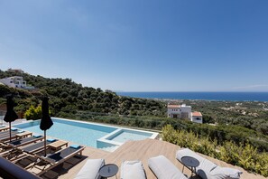 Panoramic views over the Cretan sea and the nearby countryside